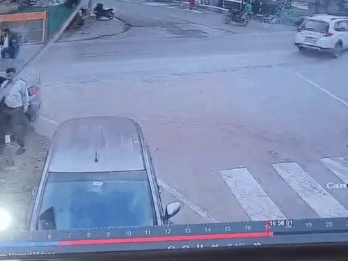 गाड़ी की टक्कर लगने के बाद डॉक्टर उछला और कई फुट दूर जा गिरा। - Dainik Bhaskar