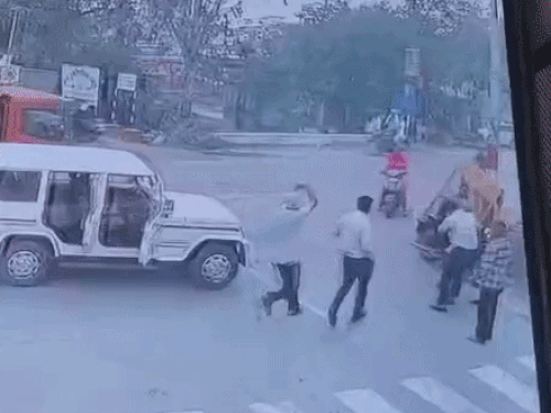 डॉक्टर पर रॉड से हमला करता आरोपी व बचाव करते राहगीर