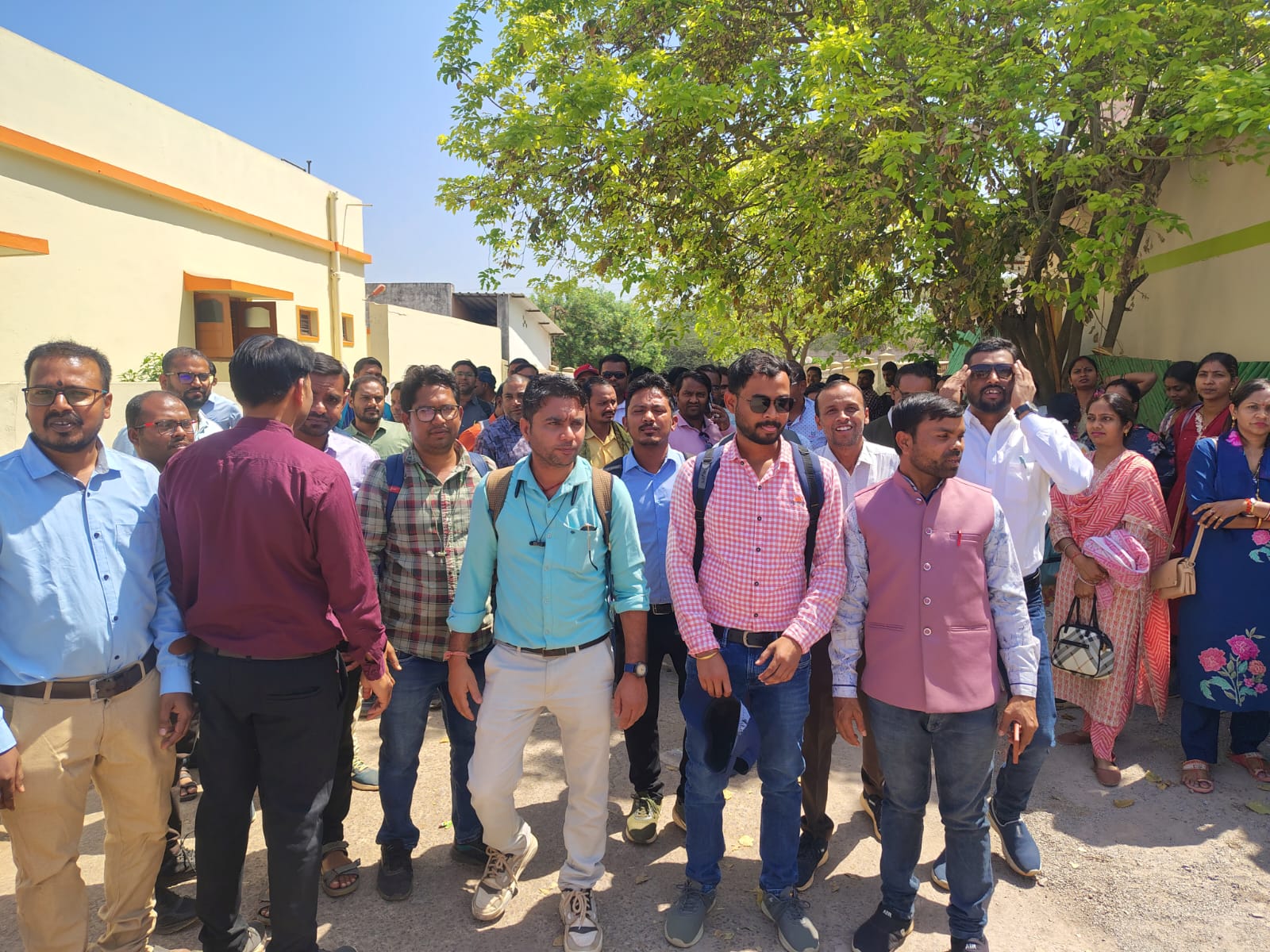 दुर्ग में स्कूल शिक्षा मंत्री गजेंद्र यादव के घर का घेराव करने पहुंचे शिक्षक।