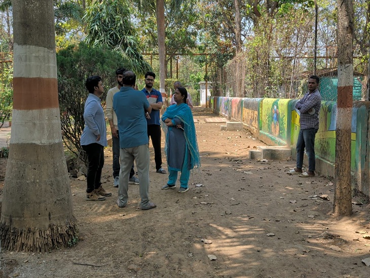 जांच के लिए संजय पार्क पहुंचे अधिकारी।