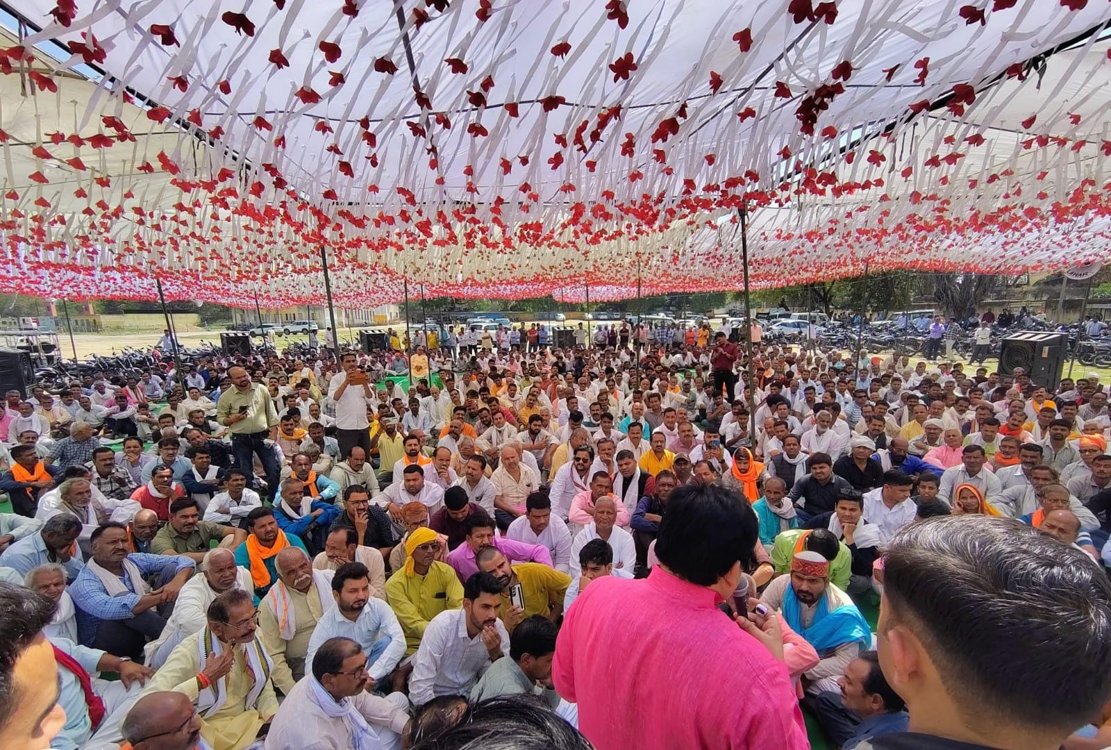 भाटनताल मैदान पर प्रदर्शन के दौरान लोगों को संबोधित करते हुए विधायक अम्बरीष शर्मा।