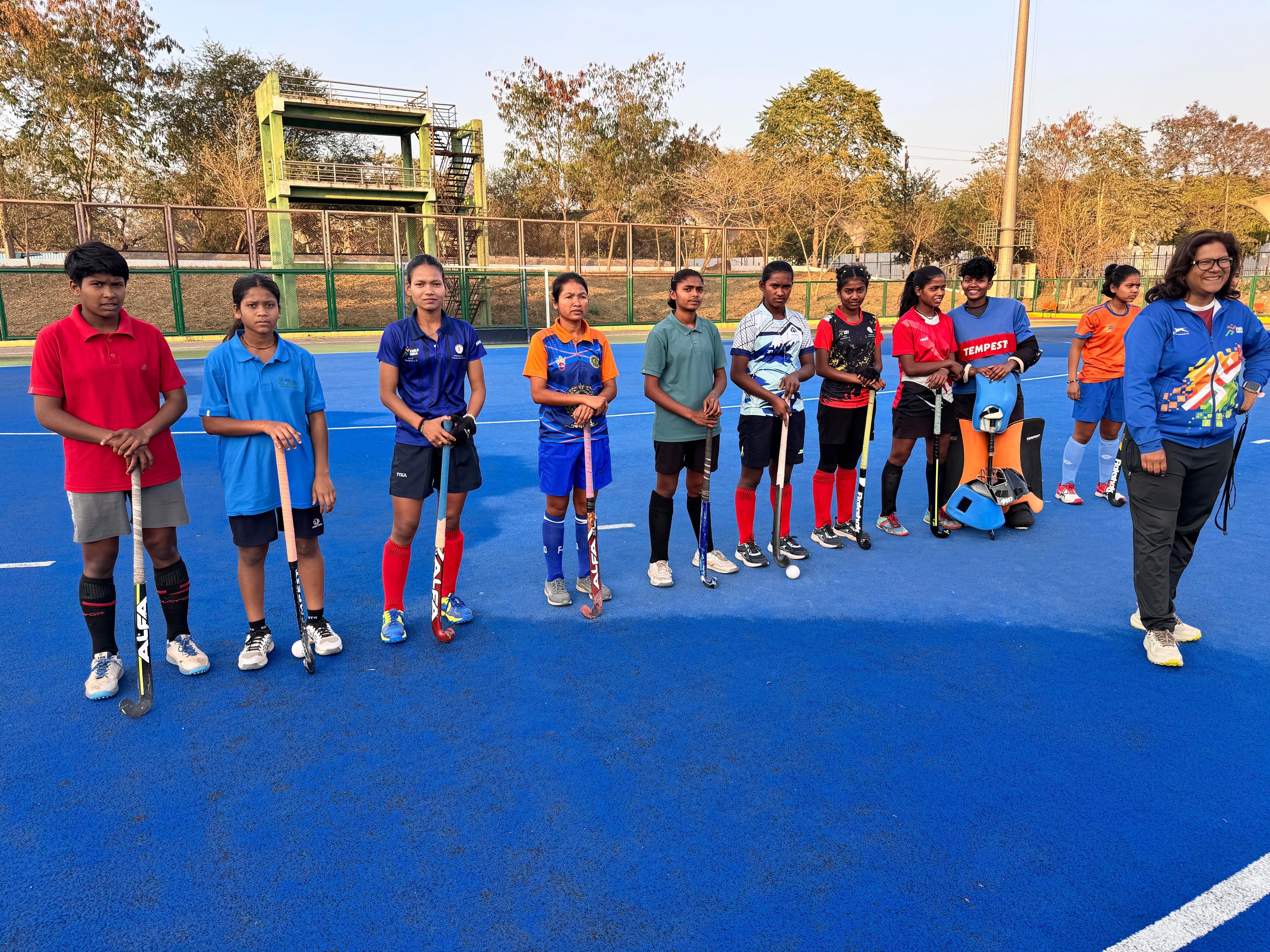 तैयारी के दौरान हॉकी खिलाड़ी और उनकी कोच।