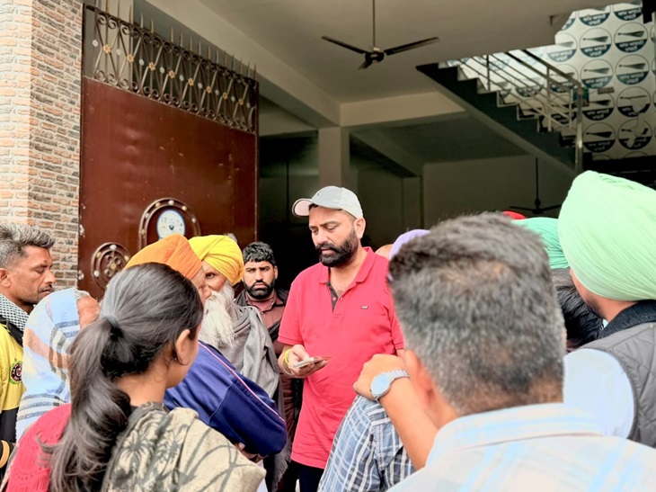 हलका पट्टी में अपने दफ्तर के बाहर लोगों से मिलते हुए लालजीत भुल्लर।- फाइल फोटो