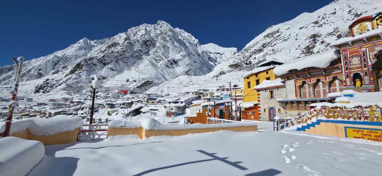 उत्तराखंड के चारधामों में से एक बद्रीनाथ में 3 से 4 फुट तक बर्फ जमी है।