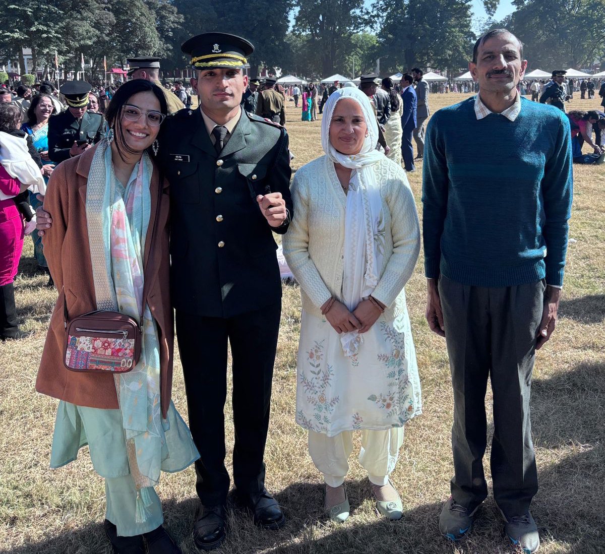 अपने माता-पिता और बहन के साथ लेफ्टिनेंट अमित जाखड़।