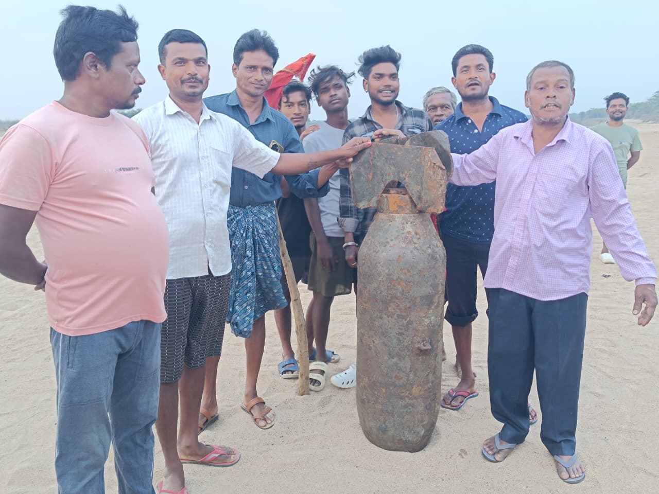 लोग उत्सुकतावश बम के पास जाकर फोटो खिंचवाने में जुटे दिख रहे हैं।