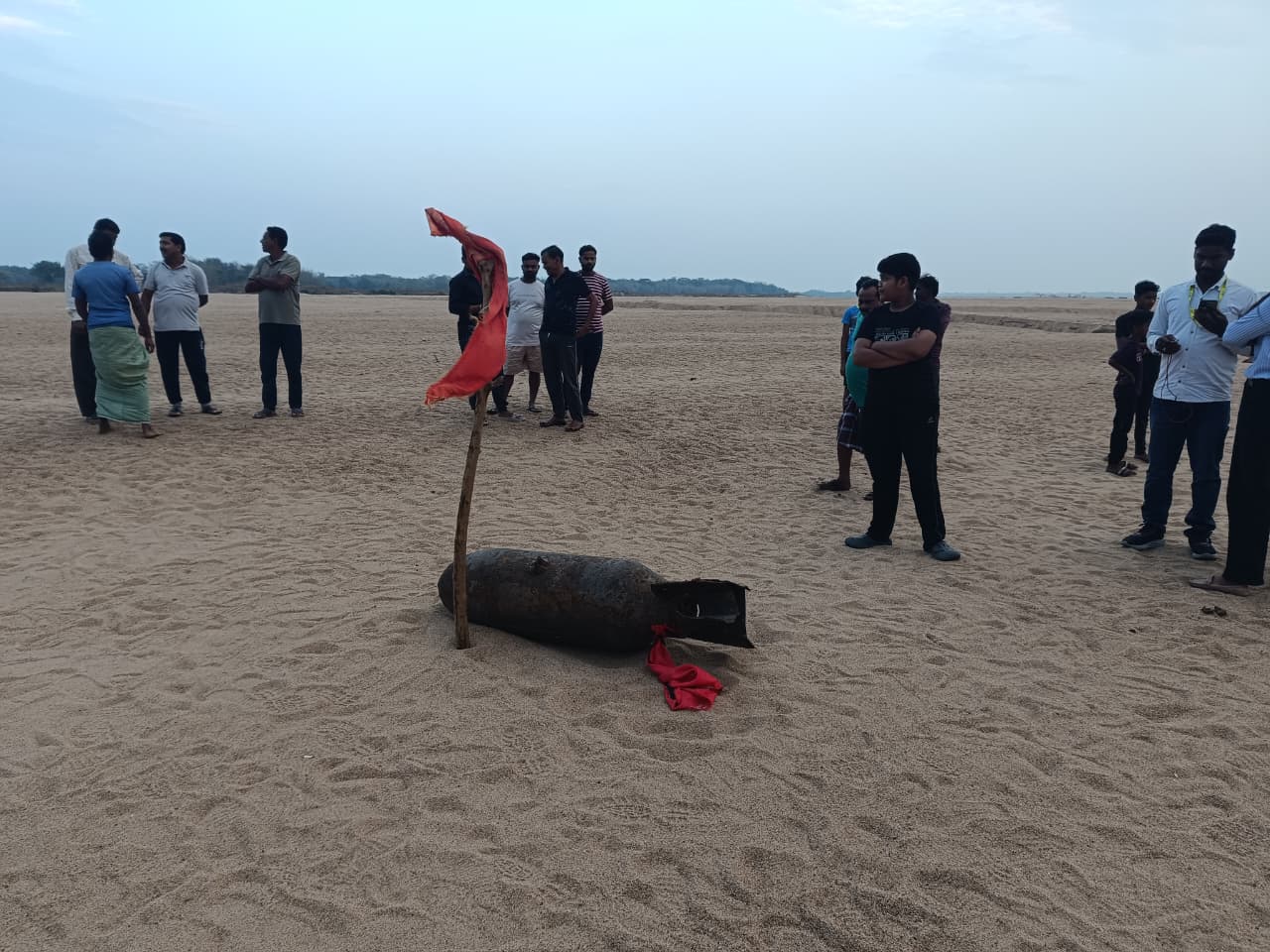 प्रशासन द्वारा लगातार लोगों को चेतावनी दी जा रही है, लेकिन इसके बावजूद ग्रामीण लापरवाही बरत रहे हैं।