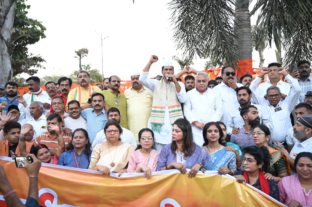 चौक पर विधायक देवेंद्र ने सभा को संबोधित किया और अफसरों को ज्ञापन सौंपा।