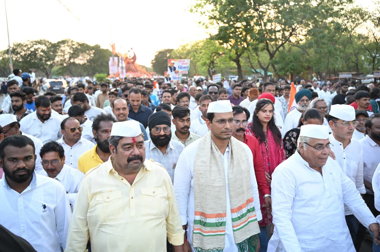 मौन पदयात्रा में बड़ी संख्या में कांग्रेस के नेता हुए शामिल।