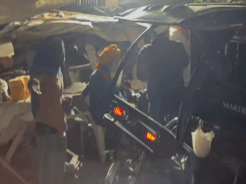 ई-रिक्शा को जोरदार टक्कर मारी।