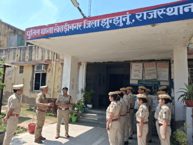 पुलिस थानों का निरीक्षण करते एसपी सागर।