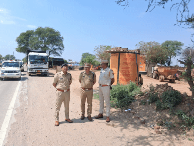एसपी सागर ने नावता और बसई बॉर्डर पॉइंट्स का अवलोकन करते हुए।