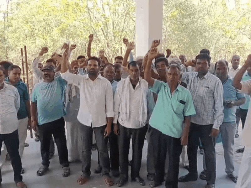 तहसील कार्यालय के आगे नारे लगाते हुए।