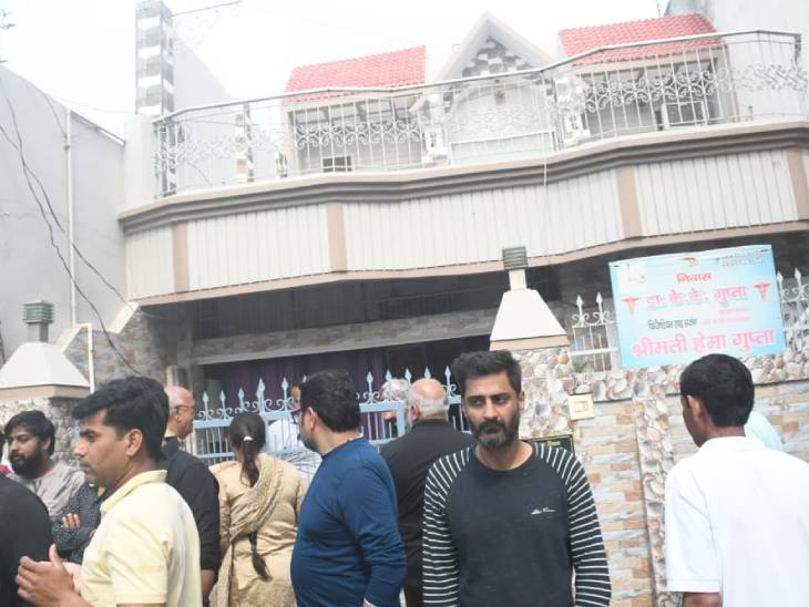 कार्रवाई के दौरान घर के बाहर मौजूद लोगों की भीड़।