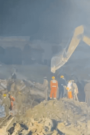 कोल्ड स्टोरेज में पूरी रात रेस्क्यू ऑपरेशन चलता रहा। जेसीबी से मलबा हटाया गया।