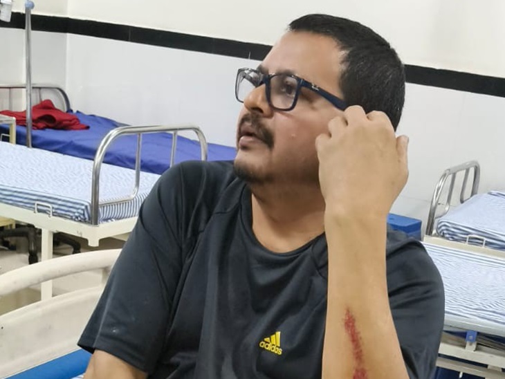 हाथ में लगी चोट।