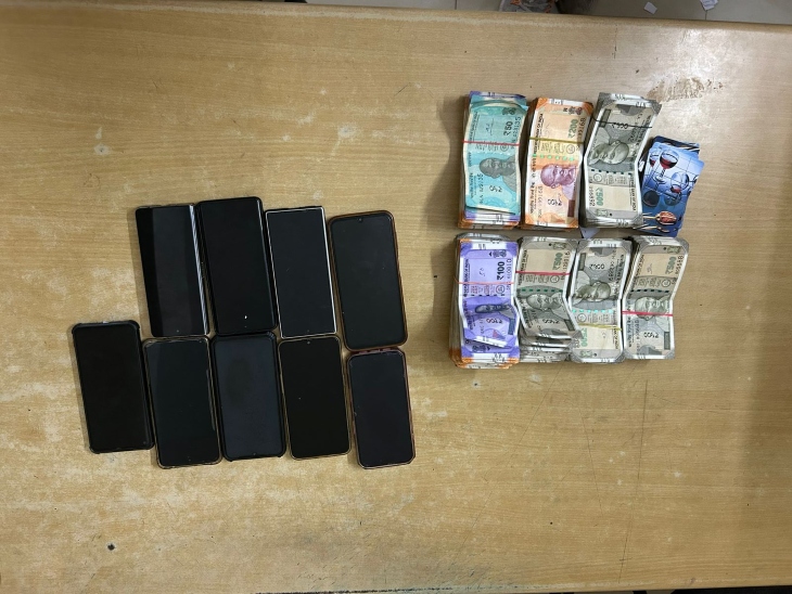 जुआरियों से बरामद 2.90 लाख रुपए और 9 मोबाइल जब्त किए हैं।