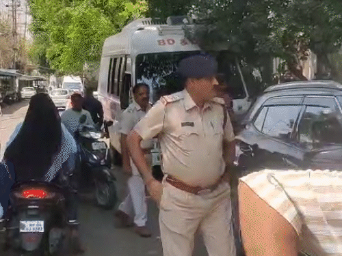 संभागीय कार्यालय में पहुंची पुलिस।