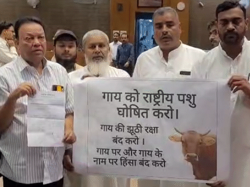 कांग्रेस ने गाय को राष्ट्रीय पशु घोषित करने की मांग की।