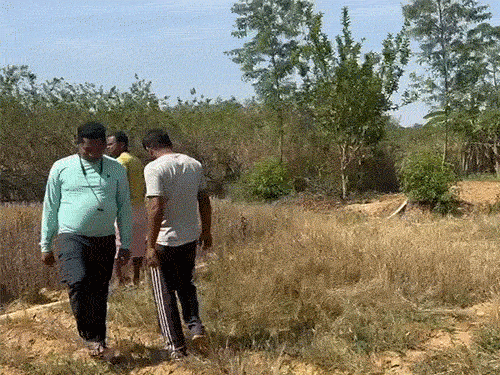 मौके पर पुलिस की टीम पहुंचकर जांच करती हुई।