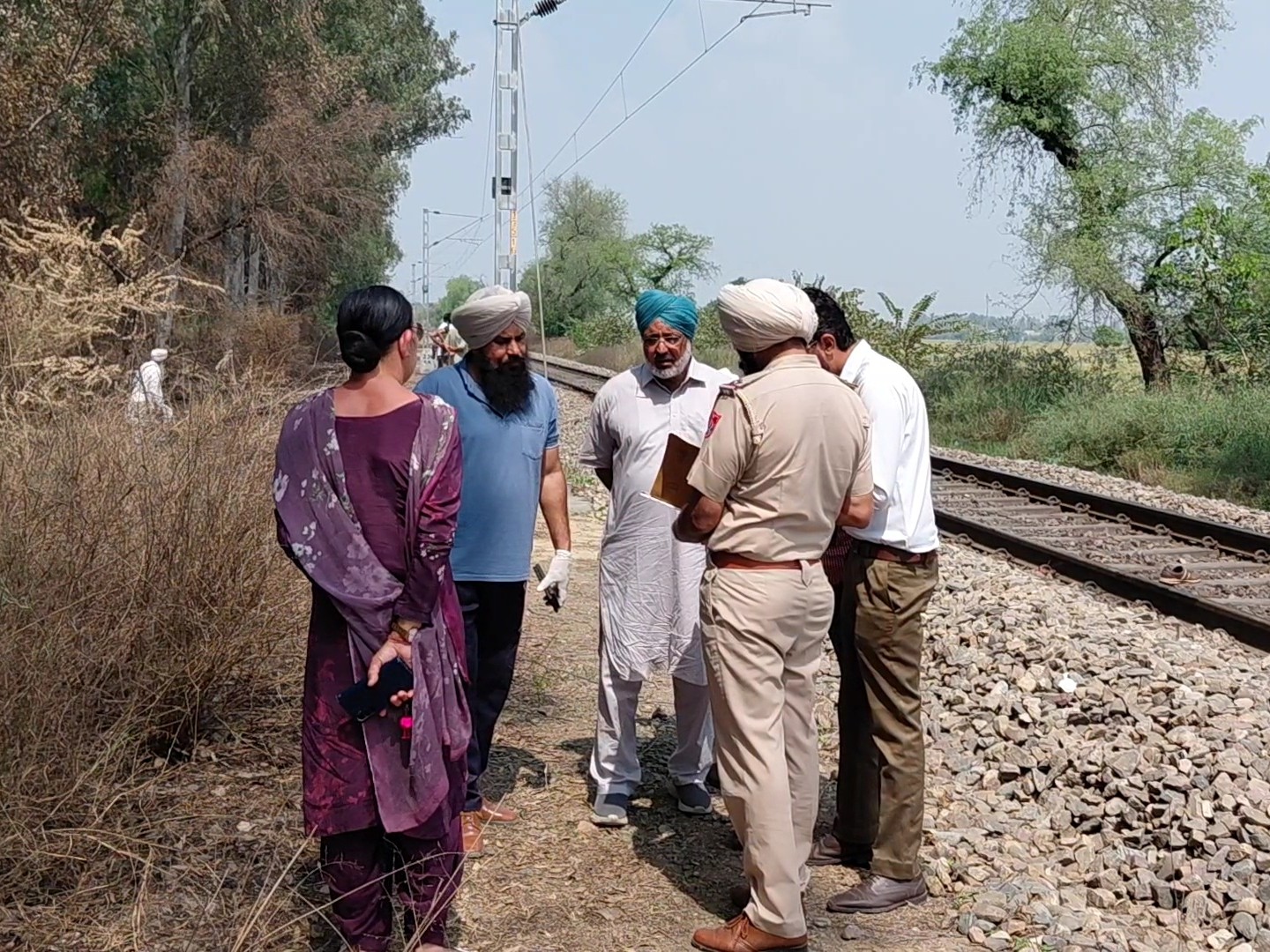 जांच करने मौके पर पहुंची पुलिस।