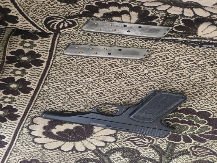 गुलशन श्रीवास ने अपने लाइसेंसी पिस्टल से फायरिंग की।