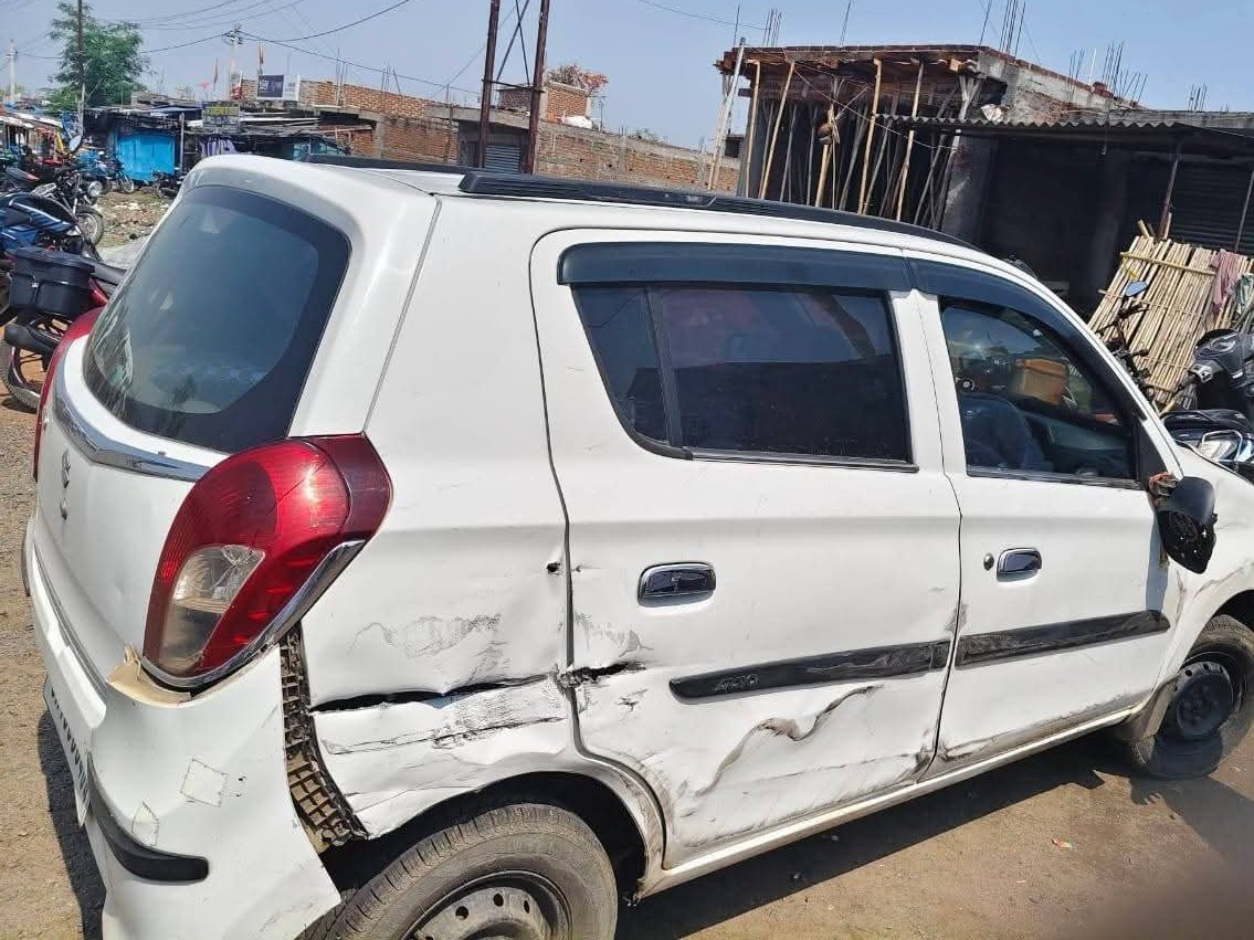 रास्ते में खड़ी दो बाइक और एक कार को टक्कर मार दी, जिससे उन पर सवार लोगों को हल्की चोटें आईं।