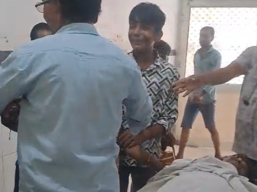 मृतक की पत्नी पिंकी और बेटे पवन का रो-रो कर बुरा हाल हो गया।