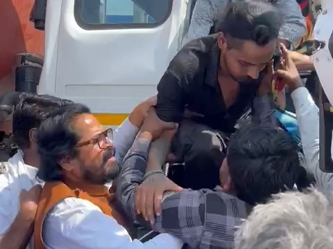 स्थानीय लोगों ने केबिन में फंसे चालक को निकाल कर अस्पताल भेजा।