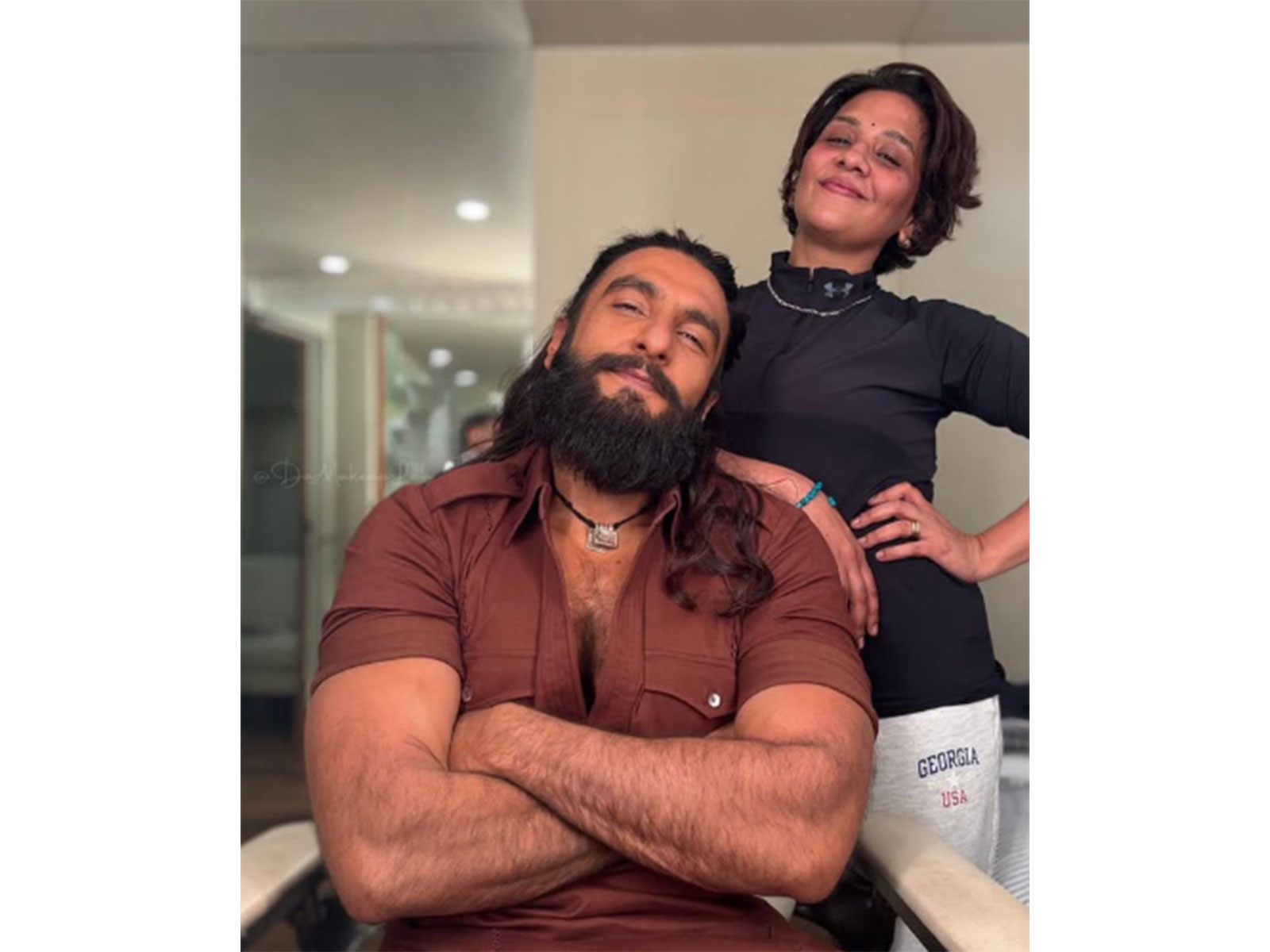 મેકઅપ આર્ટિસ્ટ પ્રીતિશીલ સિંહ સાથે રણવીર સિંહ.