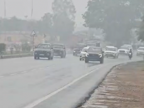 मथुरा में सोमवार को रिमझिम बारिश हुई थी। आसमान में घने काले बादल छाए थे।