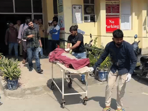 कैंटर की चपेट में आने से घायल हुए लोगों को अस्पताल पहुंचाया गया।