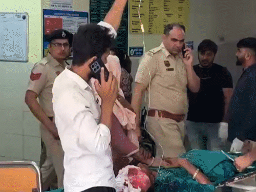 घायल लोगों को डॉक्टरों ने तुरंत उपचार दिया।