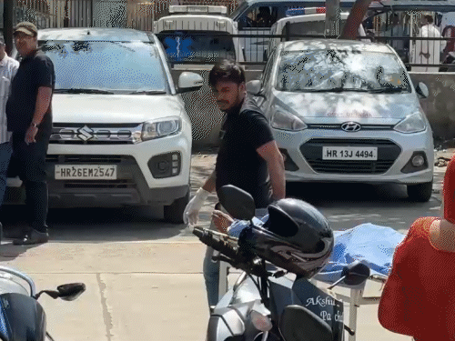 पुलिस ने मृतकों के शवों को पोस्टमॉर्टम हाउस में रखवा दिया।