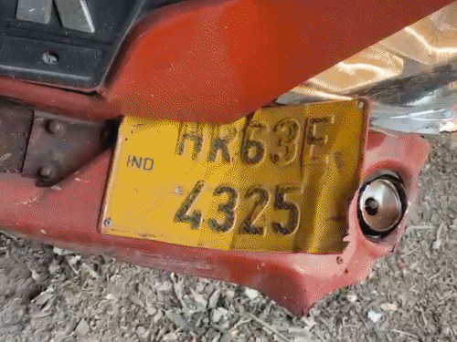 फ्लाईओवर के पिलर के बीच फंसा कैंटर।