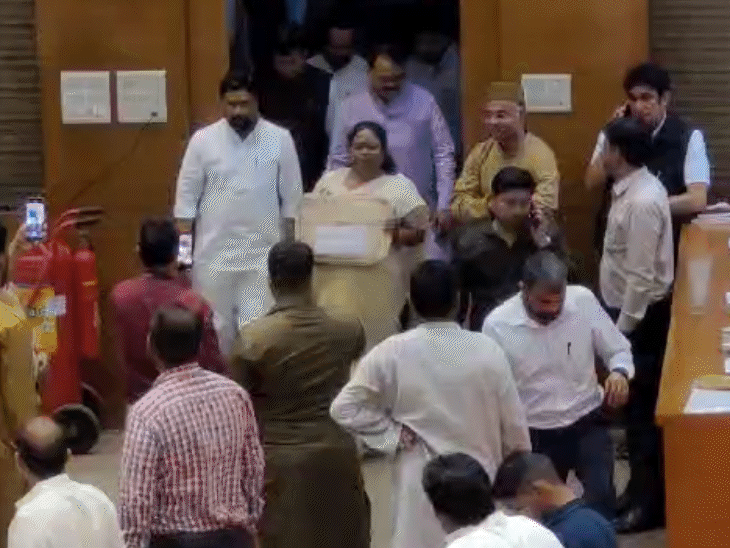 सदन में महापौर बजट लेकर पहुंचीं।