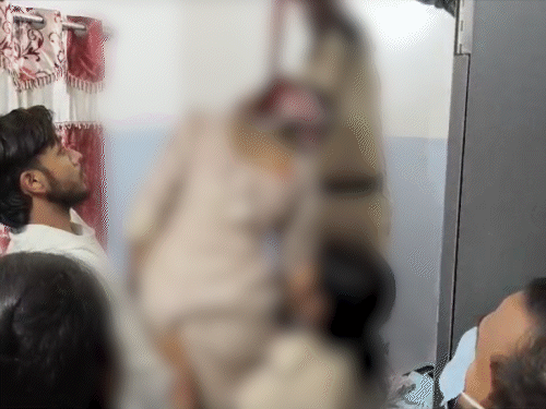 पुलिस की टीम ने सृष्टि की लाश को पंखे से उतारा।