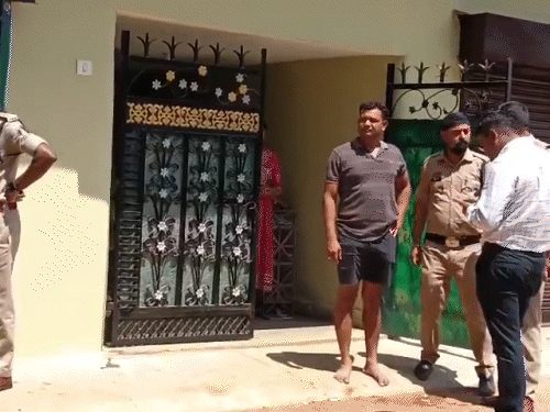 पुलिस ने दोनों भाई को हिरासत में लिया है।