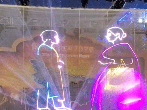 दूसरे दिन भी गांधी मैदान में लेजर शो का आयोजन किया गया। लेजर शो में बिहार की विकास यात्रा को दिखाया गया।