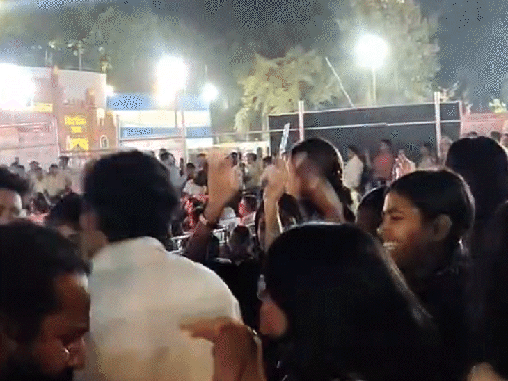 शान के गाने पर गांधी मैदान में झूमते फैंस।