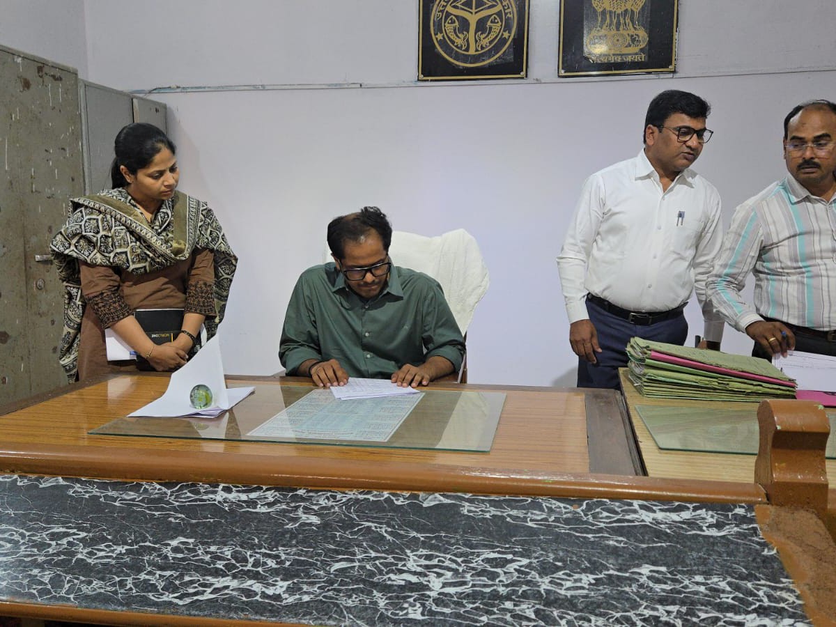 Tehsil Afd Mau DM Inspects Tehsil; Directs Speedy Disposal & Public Convenience