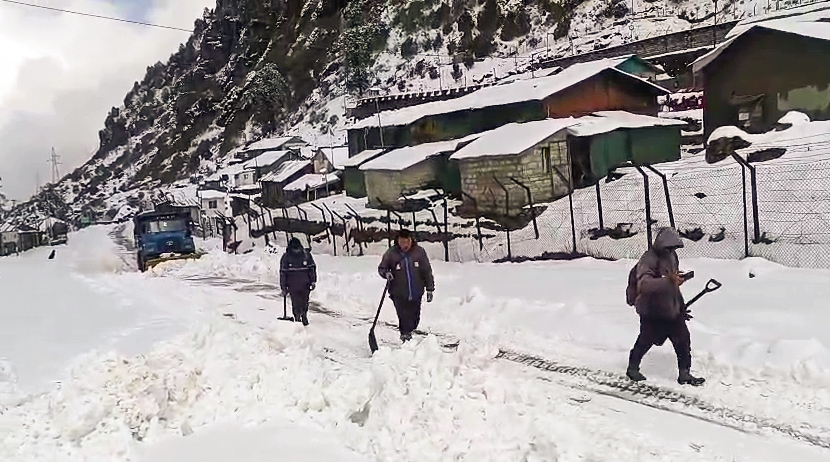 पूर्वी सिक्किम में भारी बर्फबारी के बीच, BRO की टीम रास्ते को साफ करने के लिए फावड़े, स्नोकटर जैसे औजार लेकर पहुंची।