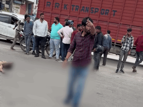 हादसे के बाद मृतकों की लाशें पुलिस के आने तक सड़क पर ही पड़ी रहीं।