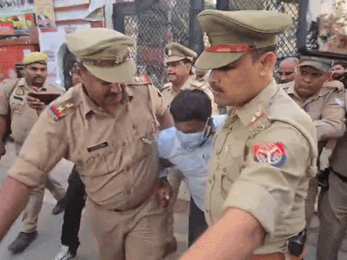 तस्वीर आरोपी मंजीत की है। पेशी के दौरान जाते समय वह लंगड़ाकर चल रहा था।