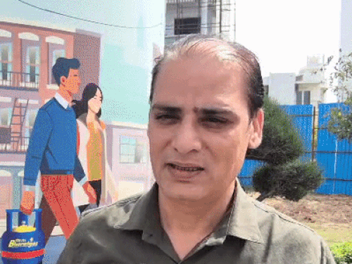 सोसाइटी के फैसिलिटी डिप्टी मैनेजर अमित खटाना।