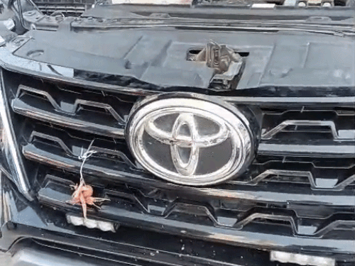 पुलिस द्वारा सायरन के साथ पकड़ी गई गाड़ी।