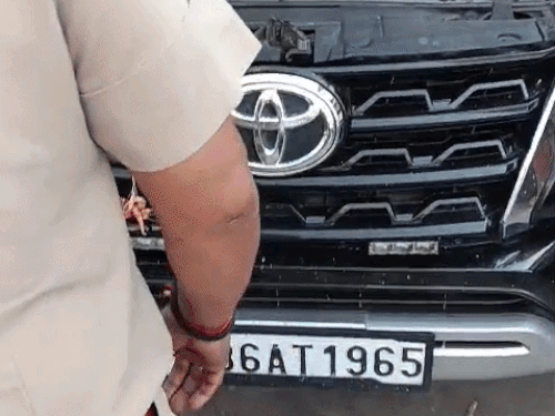 कार की जांच करती ट्रैफिक पुलिस। - Dainik Bhaskar