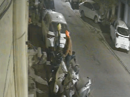 बाइक का लॉक तोड़ते चोर सीसीटीवी में कैद।