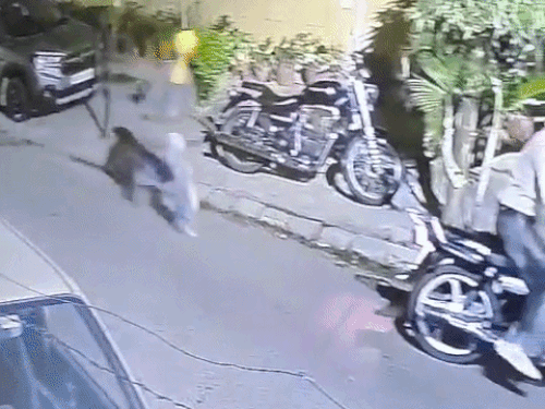 चोरी करने के बाद दो आरोपी बाइक पर भागते हुए।