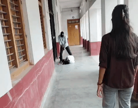 ये तस्वीर उस समय की है, जब आरोपी सूर्या को गोली मार रहा था।